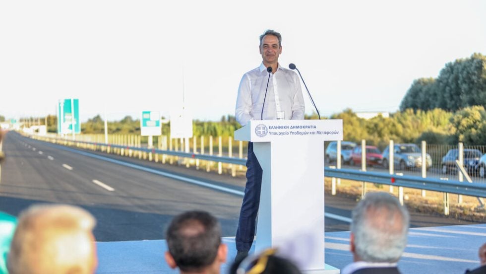 Με ύφος απόλυτης ικανοποίησης ο πρωθυπουργός εκφωνεί λόγο συγκινησιακά φορτισμένο για την παράδοση μέρους του νέου αυτοκινητόδρομου Πατρών-Πύργου